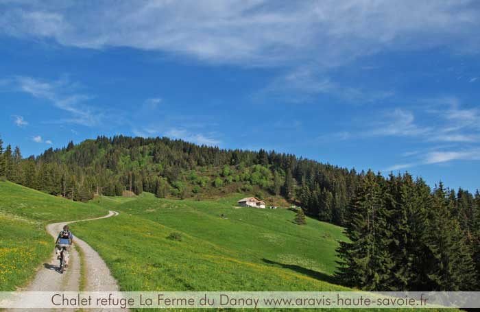 Accès refuge restaurant La Ferme du Danay Haute Savoie l'accès au refuge est possible en voiture mais conseillé à pied à cheval ou a vélo photo arvimedia guy degoutte la clusaz