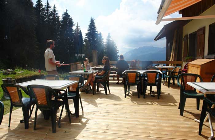 Terrasse du restaurant face au montagnes Terrasse vue sur les montagnes, très agréable pour faire une halte pendant la randonnée. Tartes et gaufres maison