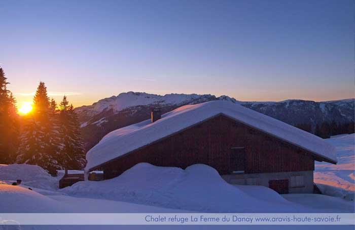 coucher de soleil depuis le refuge du Danay magnifique coucher de soleil sur les montagne du Lachat depuis le restaurant La Ferme du Danay