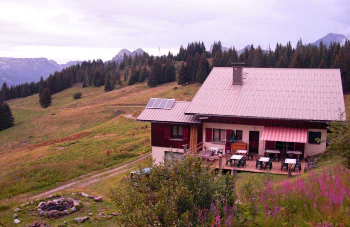 Refuge de montagne Haute Savoie Vue du restaurant refuge La Ferme du Danay fin de l'été Saint Jean de Sixt