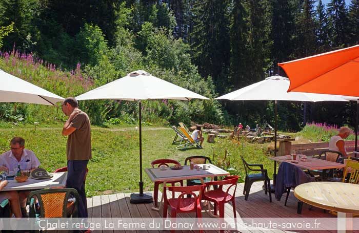 Restaurant d'alpage Saint Jean de Sixt ferme Danay Vue du restaurant refuge La Ferme du Danay fin de l'été Saint Jean de Sixt terrasse du restaurant l'été ouvert toute l'année