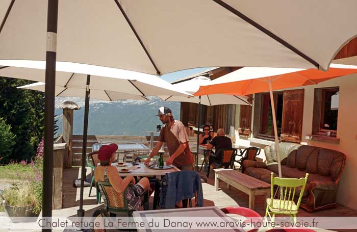 Terrasse du restaurant service à toutes heures terrasse super agréable avec une vue unique sur la vallée des Aravis Michel Dupont gérant du restaurant à saint jean de sixt arvimedia