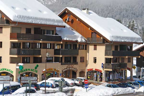 centre du village commerces et habitations