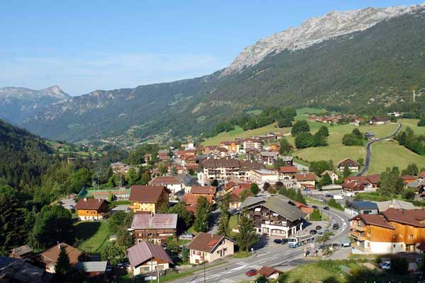 village de montagne au carrefour des stations de la Clusaz et du Grand Bornand