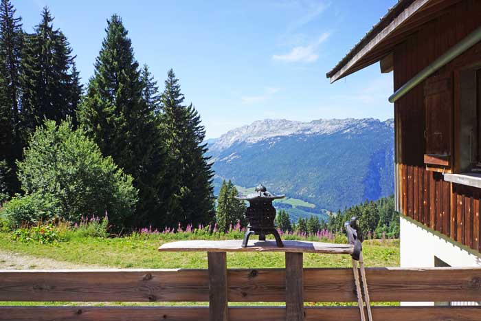 Restaurant d'altitude avec une magnifique vue panoramique sur Saint Jean de Sixt Restaurant d'altitude avec une magnifique vue panoramique sur Saint Jean de Sixt pause café ou pause déjeuner vacances haute savoie